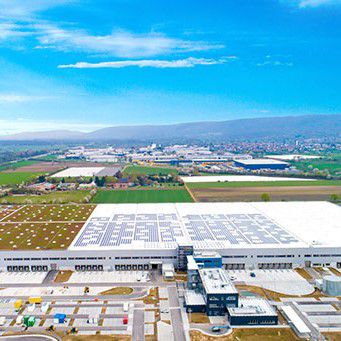Unser CO2-neutrales Logistikzentrum umfasst eine Fläche von über 100.000 Quadratmetern und ist damit das weltweit größte Distributionszentrum von L’Oréal sowie zugleich eines der nachhaltigsten. Von hier aus beliefern wir die Märkte in Deutschland, Österreich und der Schweiz.